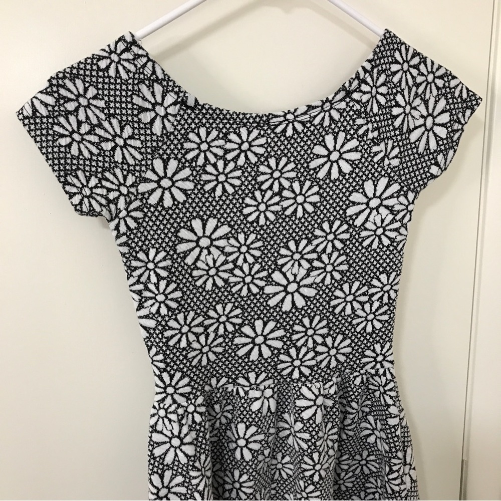 3/$15 TOPSHOP 90s y2k black and white daisy shirt sleeve mini dress - Picture 5 of 8